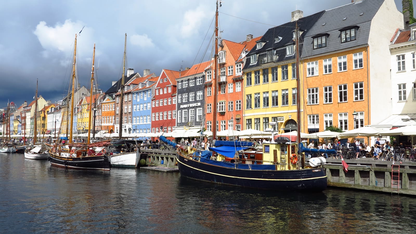Nyhavn i København med farvede husrækker og træskibe langs kanalen