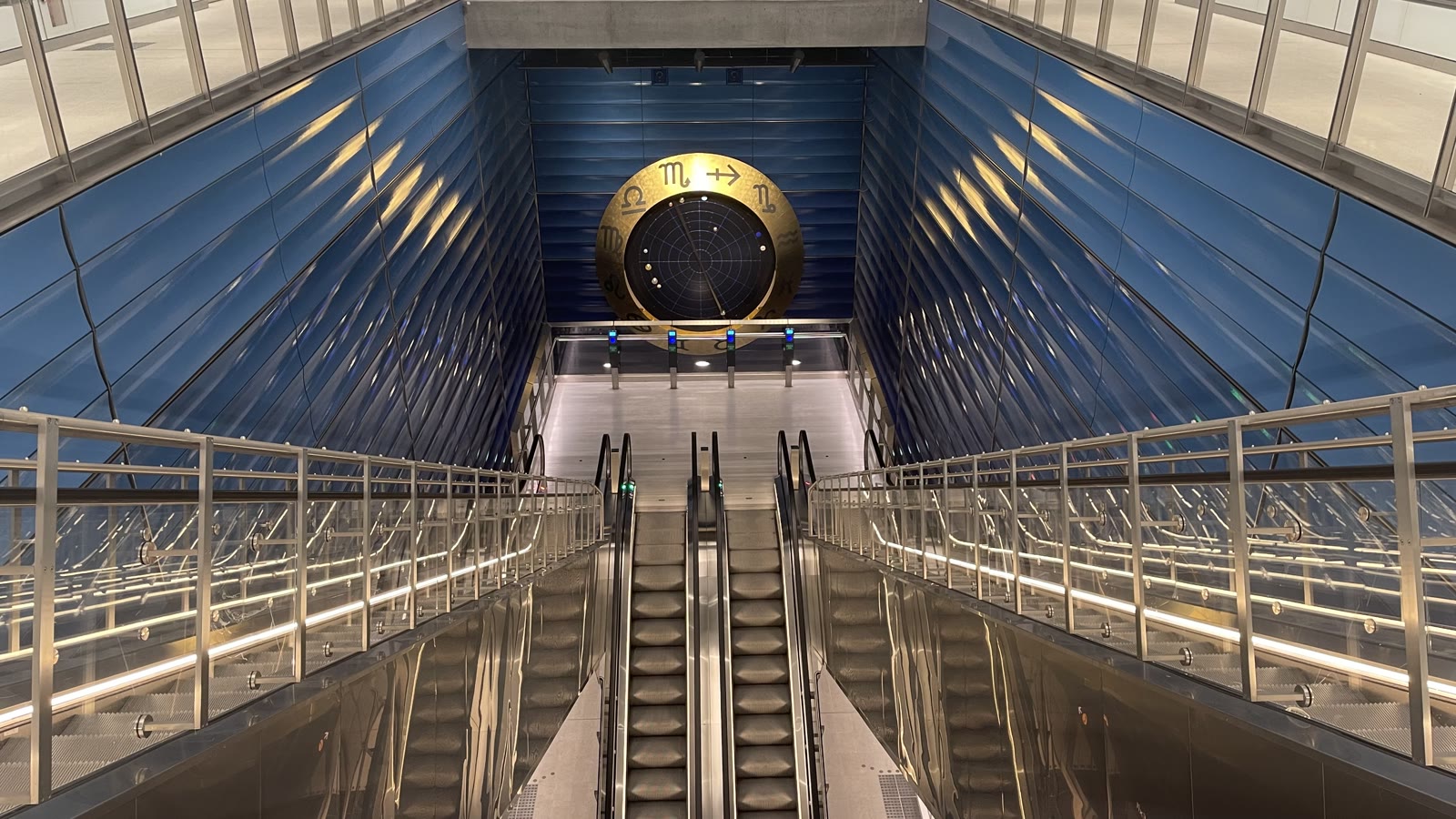 Rulletrapper ned til perronen på metrostationen København Syd på linje M4