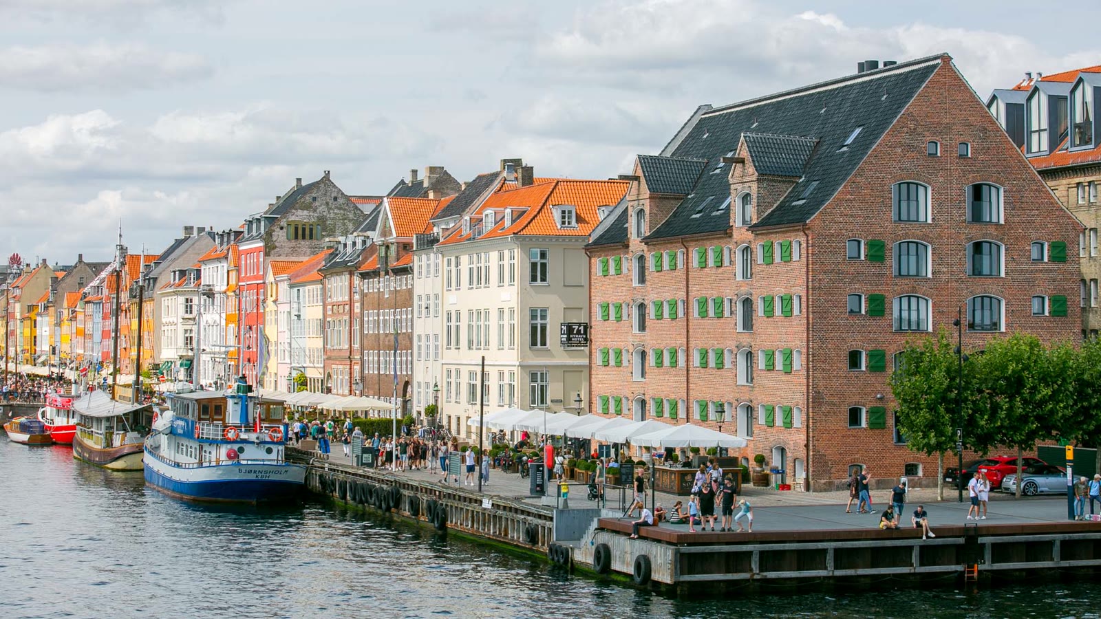 71 Nyhavn Hotels røde pakhus med grønne skodder for enden af Nyhavn