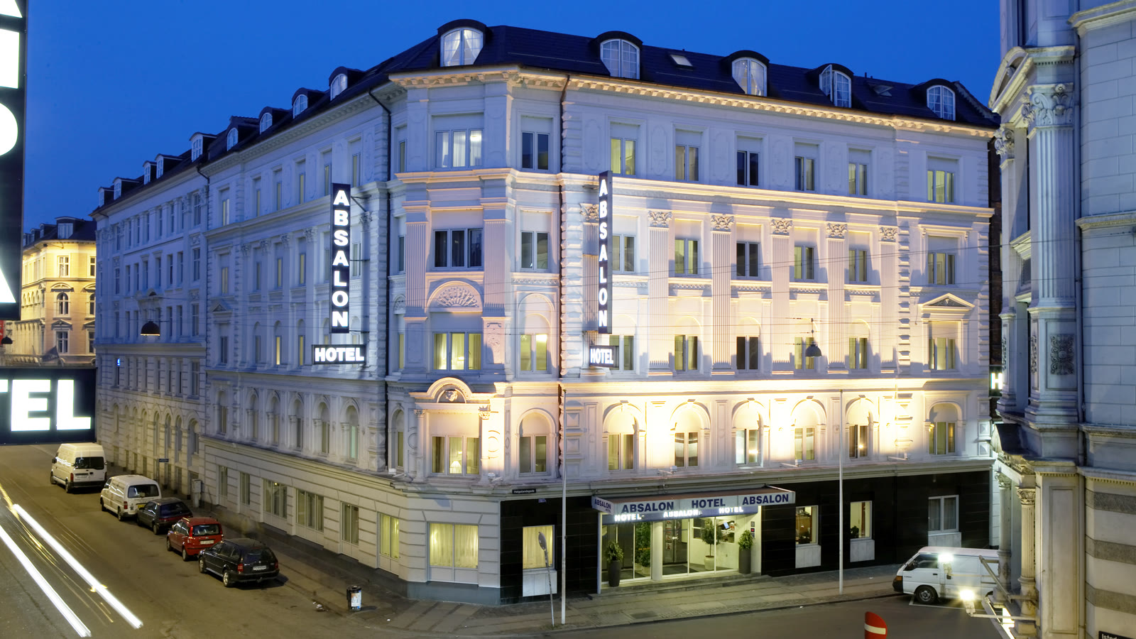Absalon Hotels oplyste facade på Helgolandsgade i skumringen