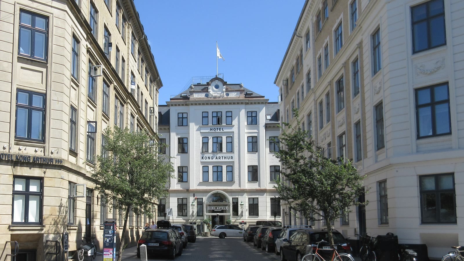 Hotel Kong Arthurs hvide facade for enden af gaden ved Nørre Søgade