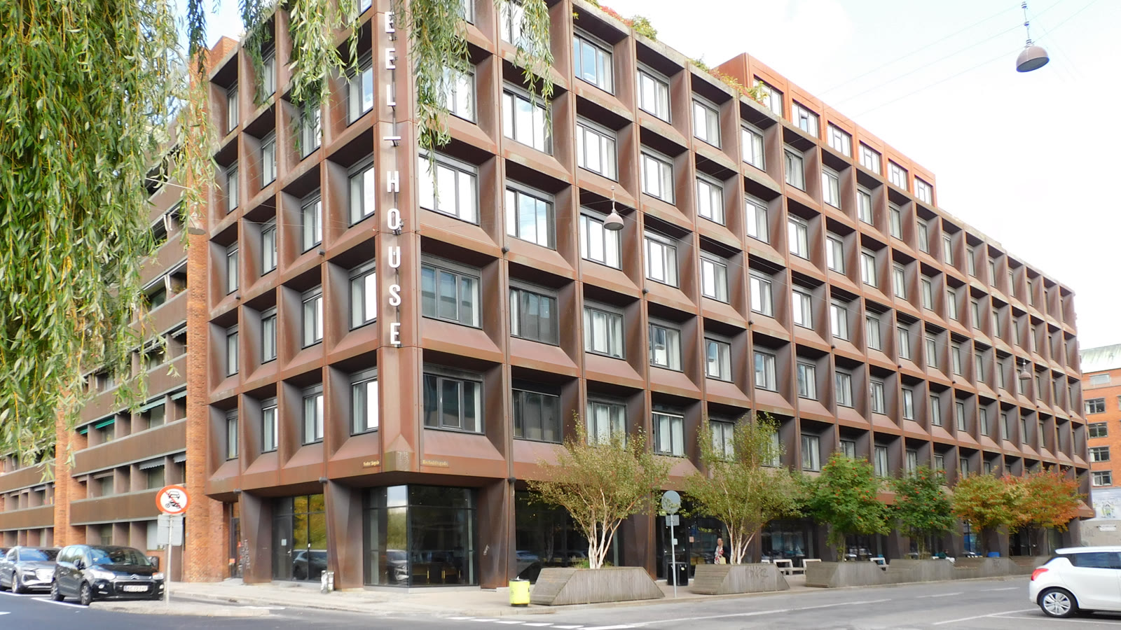 Steel House Copenhagens facade i cortenstål med hotellets navn lodret