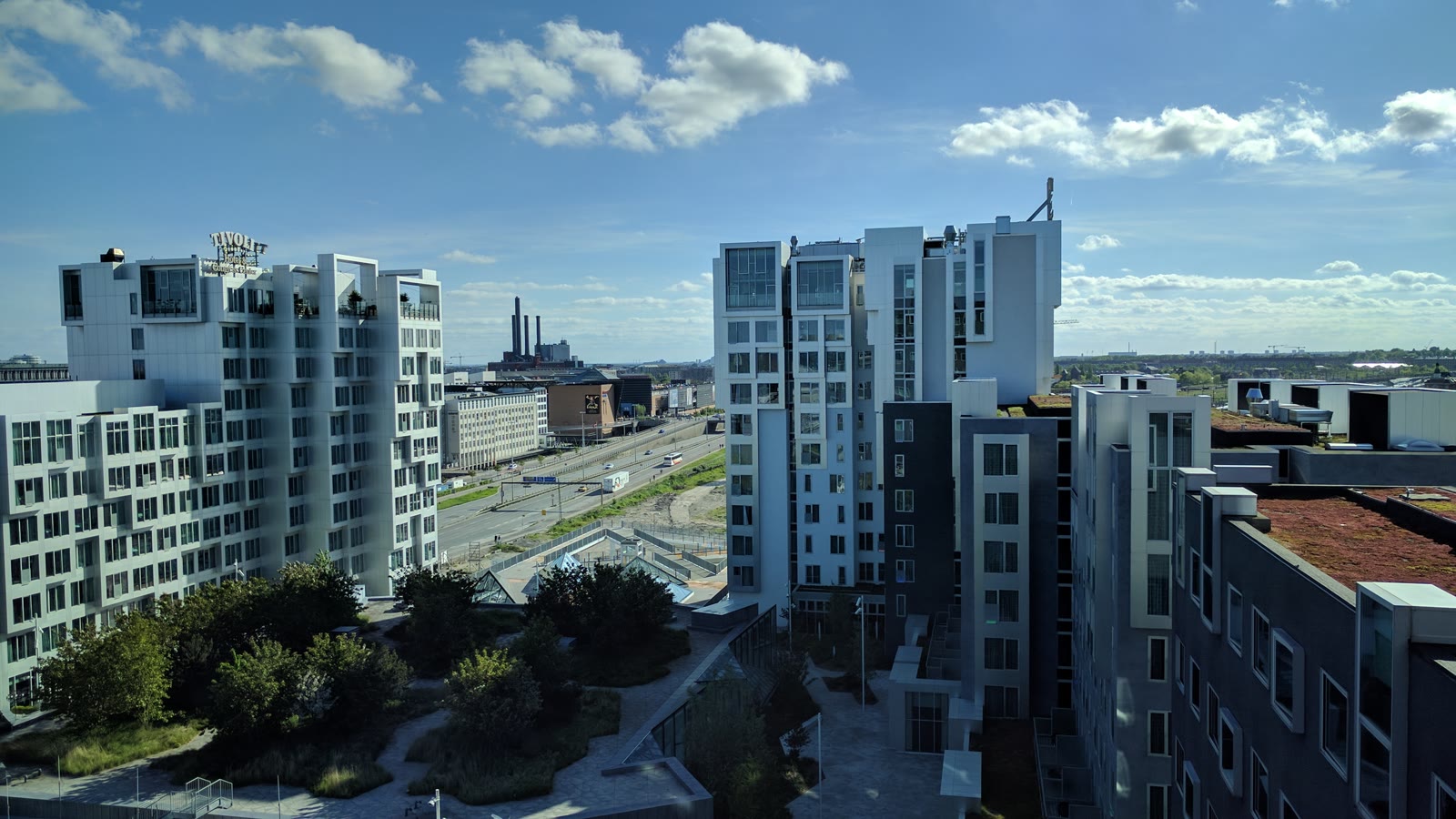 Tivoli Hotels to tårne set over Kalvebod Brygge